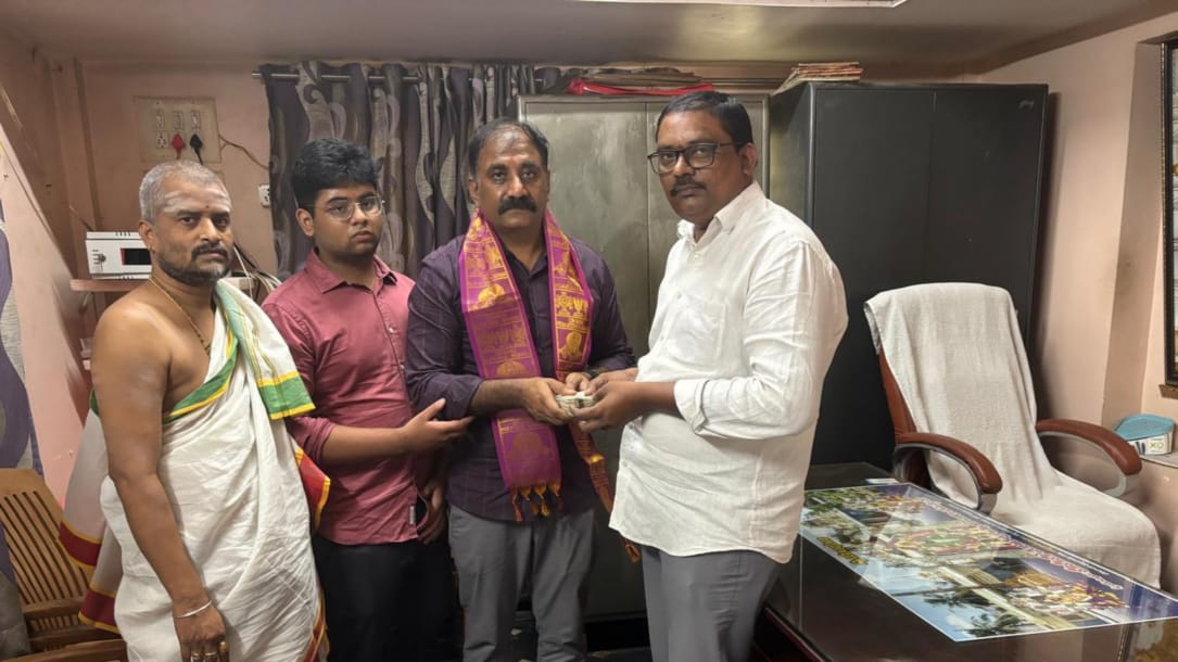 డాక్టర్ రాయసం.
                నరేష్ సుధ దంపతులు